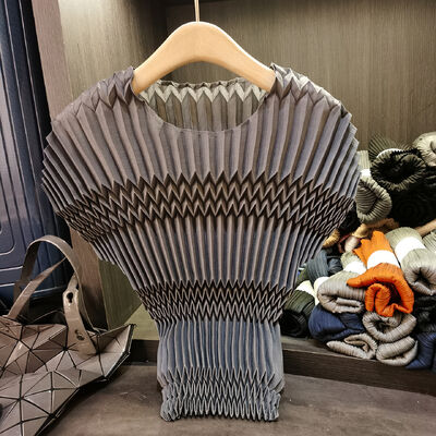 Design inspired pleated round neck t-shirt for summer solid color waist slimming and versatile short sleeved top