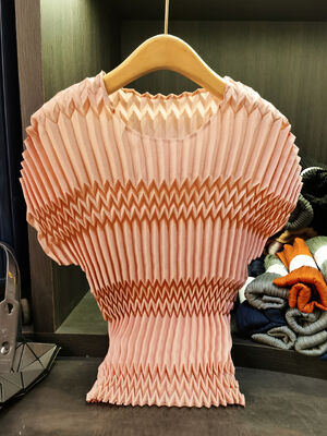 Design inspired pleated round neck t-shirt for summer solid color waist slimming and versatile short sleeved top