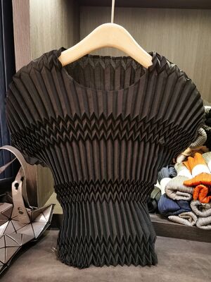 Design inspired pleated round neck t-shirt for summer solid color waist slimming and versatile short sleeved top