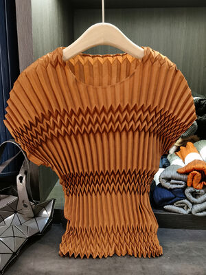 Design inspired pleated round neck t-shirt for summer solid color waist slimming and versatile short sleeved top