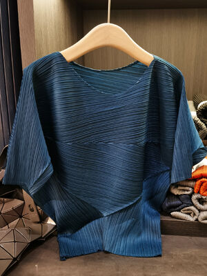 High-End Niche Asymmetrical Pleated Round Neck T-Shirt Top Loose Casual Batwing Sleeves Solid Pattern Knitted Fabric for Summer