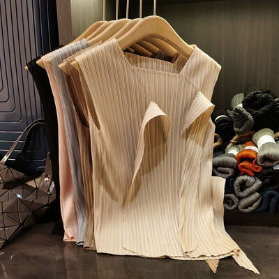 Women's Retro Art Style Sleeveless Pleated Top Solid Color Versatile Commuting Loose Fit Summer Casual Top