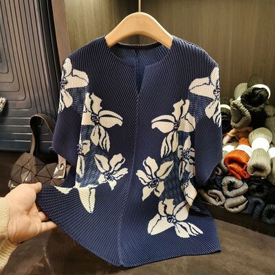 Niche Design High-End Women's V-Neck T-Shirt  Dragon Scale Pleated Print Commuter Loose Plus Size Casual Short Summer