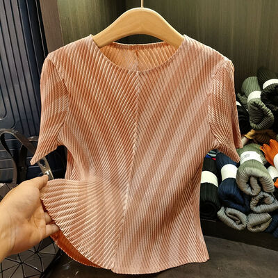 Women's High-End Summer Casual Tops Striped Slim Fit Age-Reducing Neck T-Shirts Short-Sleeved and Loose Fit