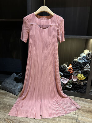 Women's High-End French Style Summer Dress Belly-Covering Long Elegant Pleats Loose Fit Plus-Size Casual Round-Neck Solid