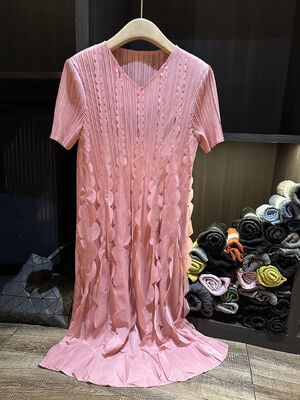 Women's New Summer High-End Mid-Length Dress Pleated V-Neck Casual Age-Reducing Slimming Three-Dimensional Petals Heavy-Duty