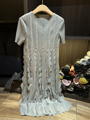 Women's New Summer High-End Mid-Length Dress Pleated V-Neck Casual Age-Reducing Slimming Three-Dimensional Petals Heavy-Duty