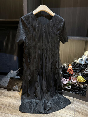 Women's New Summer High-End Mid-Length Dress Pleated V-Neck Casual Age-Reducing Slimming Three-Dimensional Petals Heavy-Duty