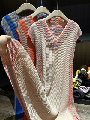 2025 Women's Elegant Age-Reducing Long Ethnic Style Simple Pleated High Elasticity Plus Size Floor-Length Color Block Solid