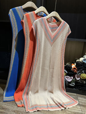 2025 Women's Elegant Age-Reducing Long Ethnic Style Simple Pleated High Elasticity Plus Size Floor-Length Color Block Solid