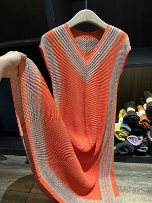 2025 Women's Elegant Age-Reducing Long Ethnic Style Simple Pleated High Elasticity Plus Size Floor-Length Color Block Solid