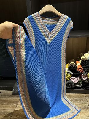 2025 Women's Elegant Age-Reducing Long Ethnic Style Simple Pleated High Elasticity Plus Size Floor-Length Color Block Solid