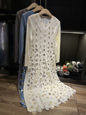 High-End Luxury Short-Sleeved Summer Dress New Gold Stamping Sequin V-Neck Gown Pleated Texture Casual Midi-Length Woven Chiffon