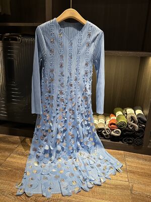 High-End Luxury Short-Sleeved Summer Dress New Gold Stamping Sequin V-Neck Gown Pleated Texture Casual Midi-Length Woven Chiffon