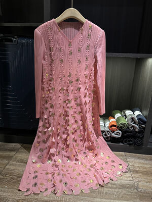 High-End Luxury Short-Sleeved Summer Dress New Gold Stamping Sequin V-Neck Gown Pleated Texture Casual Midi-Length Woven Chiffon