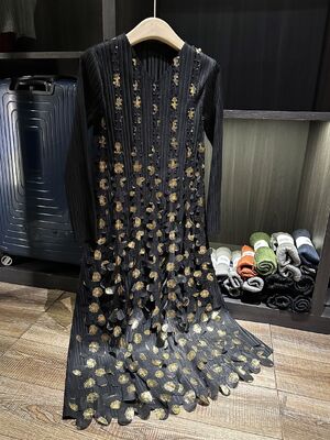 High-End Luxury Short-Sleeved Summer Dress New Gold Stamping Sequin V-Neck Gown Pleated Texture Casual Midi-Length Woven Chiffon