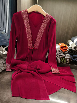 Two pieces of high-end solid color V-neck pleated pullover loose plus size elegant autumn dress
