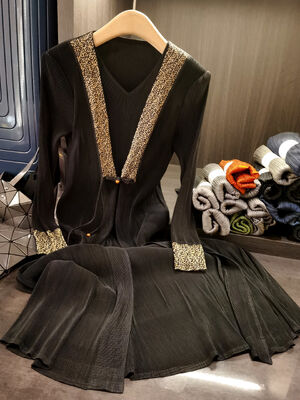 Two pieces of high-end solid color V-neck pleated pullover loose plus size elegant autumn dress