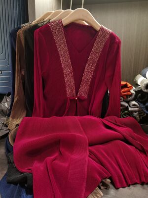 Two pieces of high-end solid color V-neck pleated pullover loose plus size elegant autumn dress