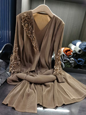 Elegant Heavy-Duty Ruffled Beaded Pleated V-Neck Dress Autumn Solid Color Casual Slimming Chiffon Dress Natural Waistline Front