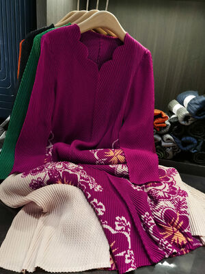 Autumn new high-end fashion V-neck dragon scale pleated printed loose plus size dress