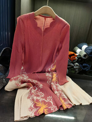 Autumn new high-end fashion V-neck dragon scale pleated printed loose plus size dress