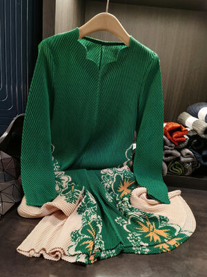 Autumn new high-end fashion V-neck dragon scale pleated printed loose plus size dress