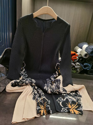 Autumn new high-end fashion V-neck dragon scale pleated printed loose plus size dress