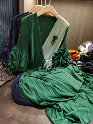 Elegant temperament, contrasting colors, pleated plus size dress, autumn new style, lace up slimming dress