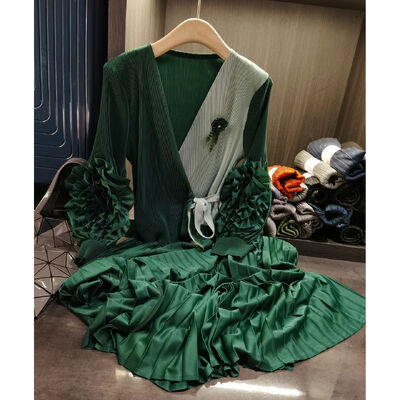 Elegant temperament, contrasting colors, pleated plus size dress, autumn new style, lace up slimming dress