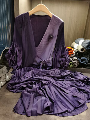 Elegant temperament, contrasting colors, pleated plus size dress, autumn new style, lace up slimming dress