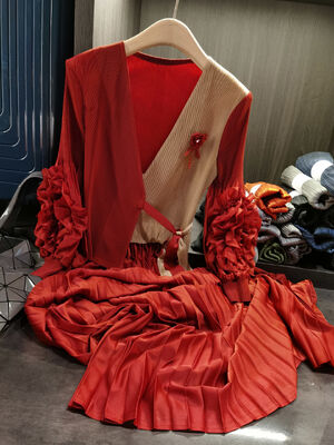 Elegant temperament, contrasting colors, pleated plus size dress, autumn new style, lace up slimming dress