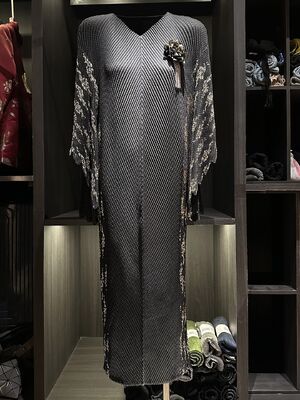 High-End Plus-Size Casual Dress Pleated Dragon Fish Scale Design Solid Color V-Neck Batwing Sleeve Loose Elegant for Autumn