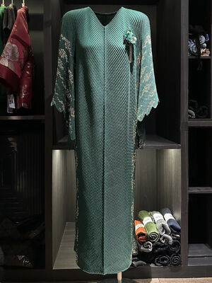 High-End Plus-Size Casual Dress Pleated Dragon Fish Scale Design Solid Color V-Neck Batwing Sleeve Loose Elegant for Autumn