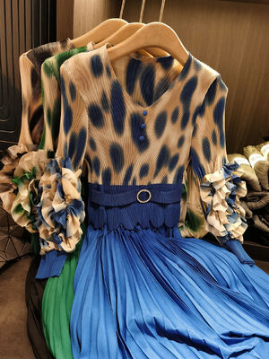 Tie dye printed patchwork dress with elegant temperament, fashionable socialite, flower bud sleeves, pleated skirt