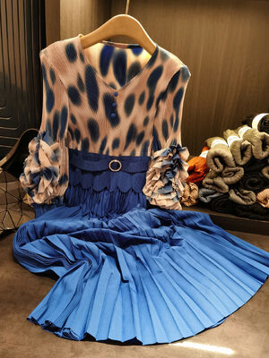 Tie dye printed patchwork dress with elegant temperament, fashionable socialite, flower bud sleeves, pleated skirt