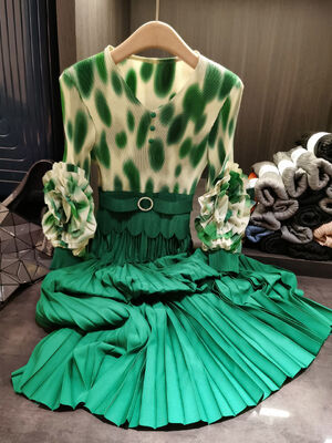 Tie dye printed patchwork dress with elegant temperament, fashionable socialite, flower bud sleeves, pleated skirt