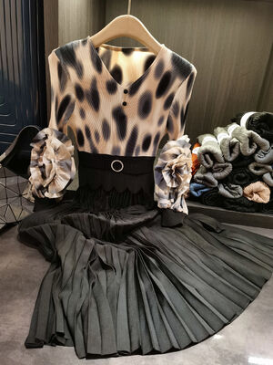 Tie dye printed patchwork dress with elegant temperament, fashionable socialite, flower bud sleeves, pleated skirt