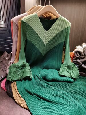 High end and elegant dragon scale pleated contrasting print, plus size to conceal flesh and make you look slim dress