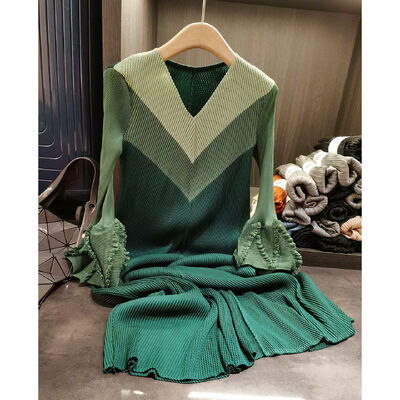 High end and elegant dragon scale pleated contrasting print, plus size to conceal flesh and make you look slim dress