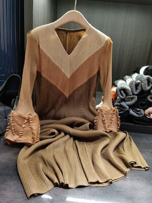 High end and elegant dragon scale pleated contrasting print, plus size to conceal flesh and make you look slim dress