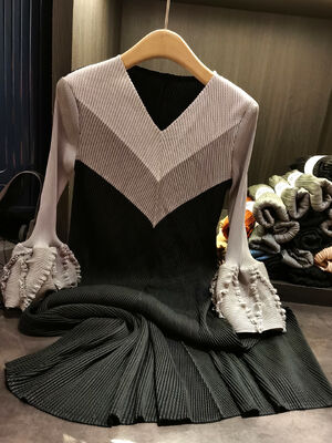 High end and elegant dragon scale pleated contrasting print, plus size to conceal flesh and make you look slim dress