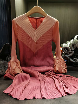 High end and elegant dragon scale pleated contrasting print, plus size to conceal flesh and make you look slim dress