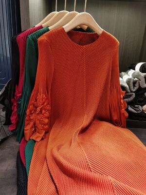 Autumn new high-end style elegant dragon scale pleated solid color long sleeved round neck dress