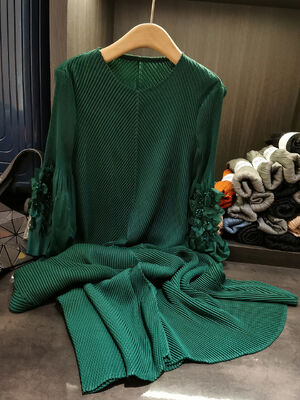 Autumn new high-end style elegant dragon scale pleated solid color long sleeved round neck dress