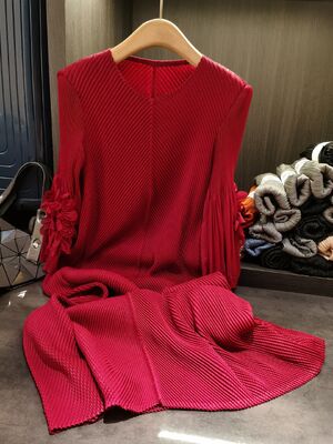 Autumn new high-end style elegant dragon scale pleated solid color long sleeved round neck dress