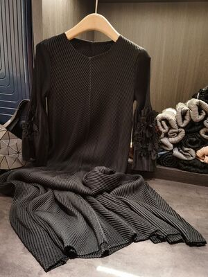 Autumn new high-end style elegant dragon scale pleated solid color long sleeved round neck dress
