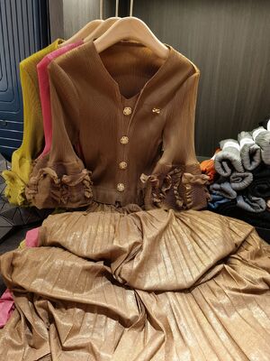 Elegant Style Vintage Dress for Women Lantern Sleeve V-Neck with Ruffles Solid Color Slimming Pleated Design for Autumn