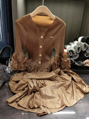 Elegant Style Vintage Dress for Women Lantern Sleeve V-Neck with Ruffles Solid Color Slimming Pleated Design for Autumn