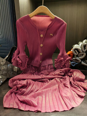 Elegant Style Vintage Dress for Women Lantern Sleeve V-Neck with Ruffles Solid Color Slimming Pleated Design for Autumn